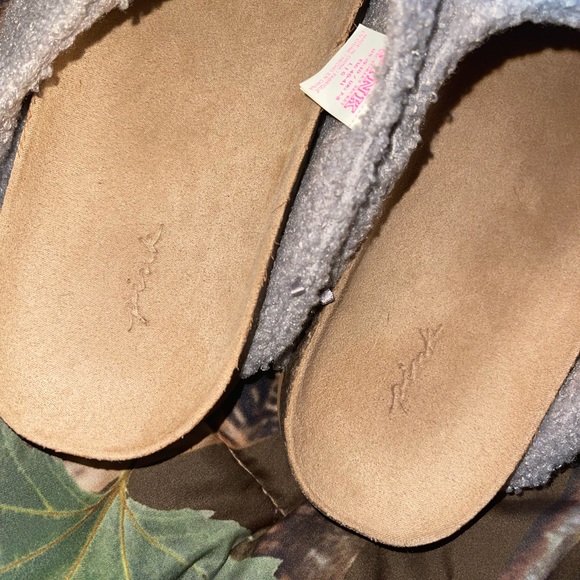 😎VS PINK sherpa clogs- PRICE FIRM😎 - Picture 2 of 5